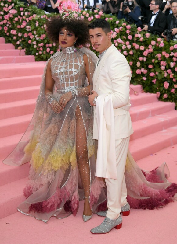 EKSTRAVAGANT: Årets tema var «camp», som kan oversettes til overdådig, ekstravagant og forseggjort. Priyanka Chopra sparte derfor ikke på kruttet, da hun og Nick Jonas dukket opp på løperen i Dior. Foto: NTB scanpix EKSTRAVAGANT: Årets tema var «camp», som kan oversettes til overdådig, ekstravagant og forseggjort. Priyanka Chopra sparte derfor ikke på kruttet, da hun og Nick Jonas dukket opp på løperen i Dior. Foto: NTB scanpix